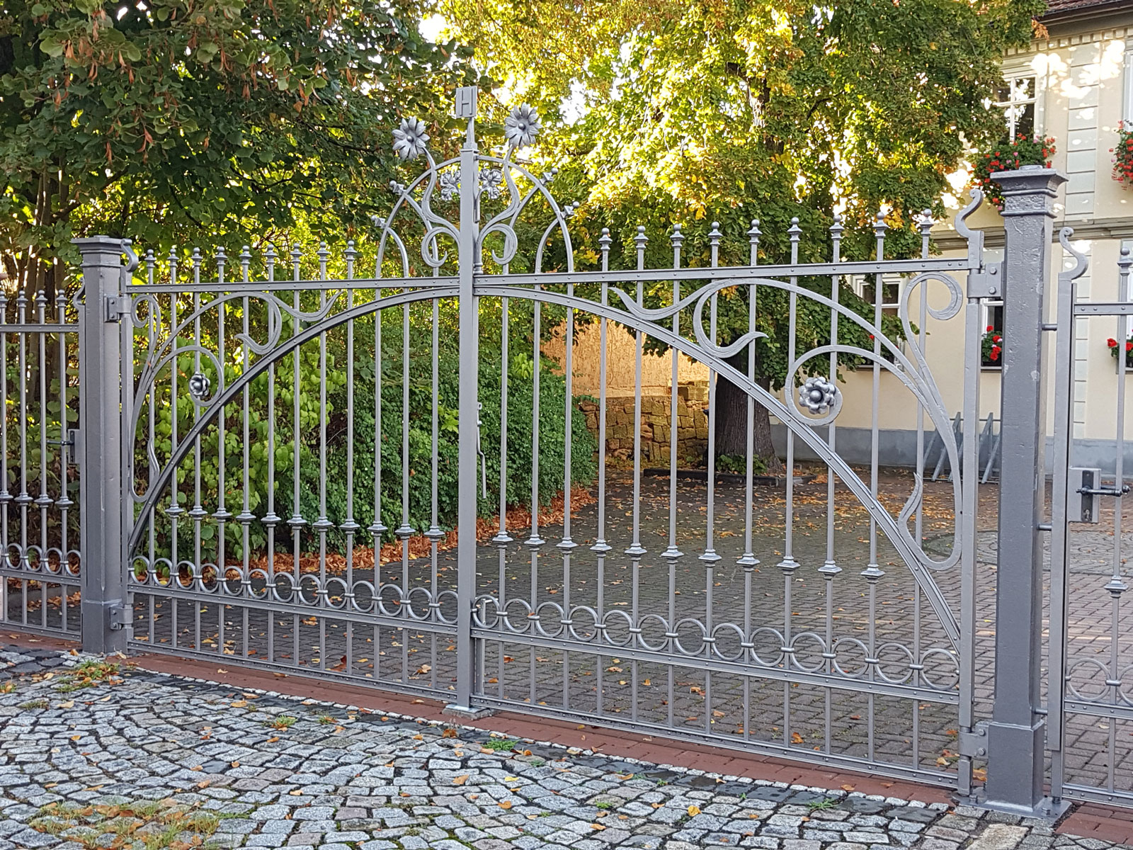 butzerschmiede tore zaunanlagen geschmiedete gartentür